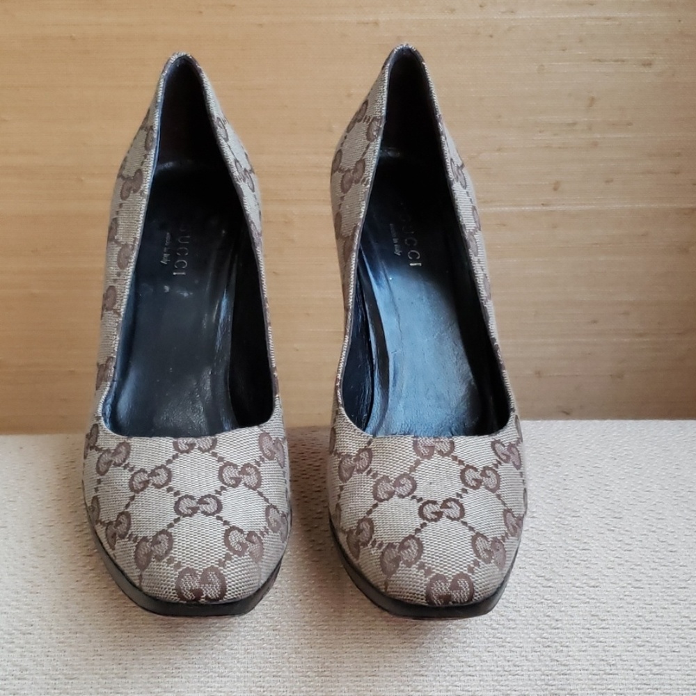 Gucci logo pumps